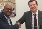 Vertragsabschluss zwischen Mujibor de Graaf, Coursepath Geschäftsführer, und Stefan Illing, Senior Consultant IT bei ILT Solutions  